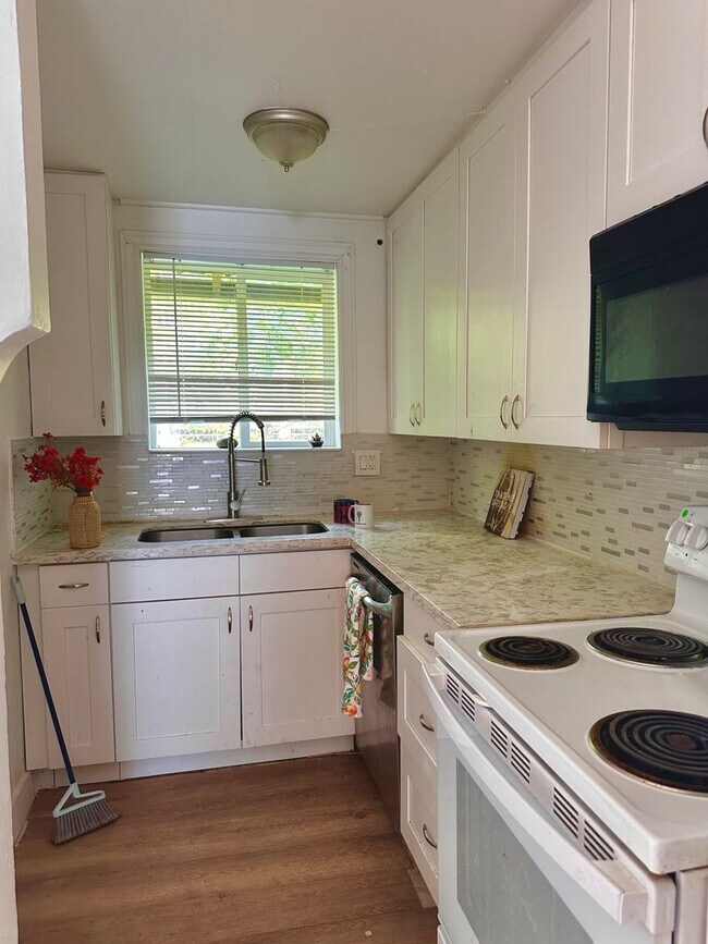 Building Photo - Spacious 3BR 2BA | 3-Level Home in Renton