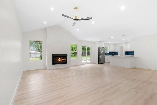Building Photo - 1403 Creekview Dr