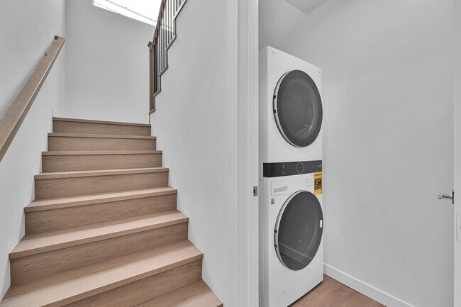 Building Photo - Modern Brand new 5-Bedroom Home for Lease ...