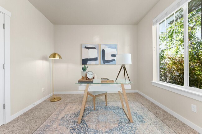 Building Photo - 5 Bedroom 2.5 Bath FOUR CAR GARAGE Eagle, ...