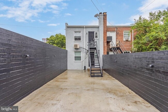 Building Photo - 1723 Gales Pl NE