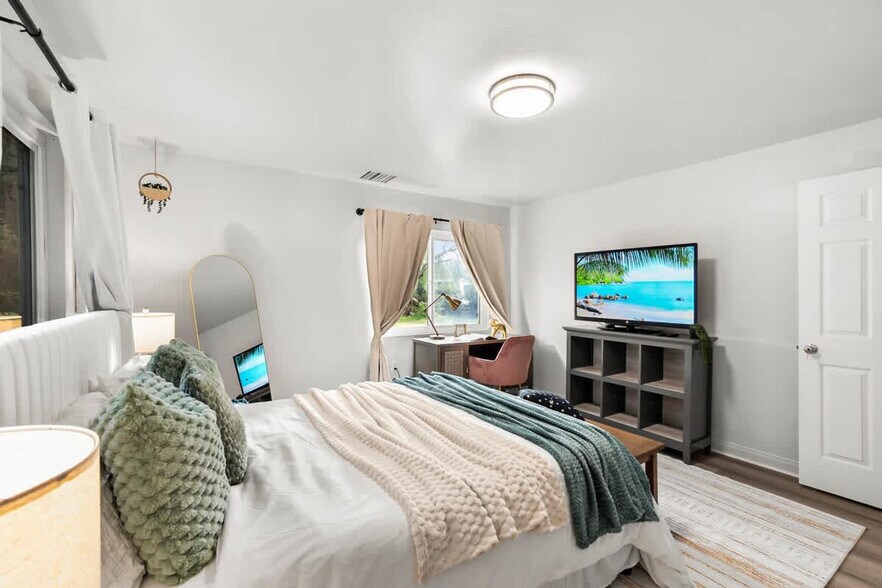 Building Photo - 4989 Randlett Dr