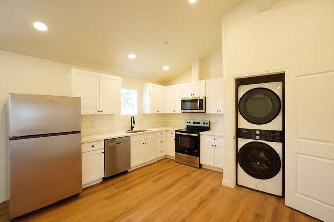 Building Photo - 4805 Charlotte Way