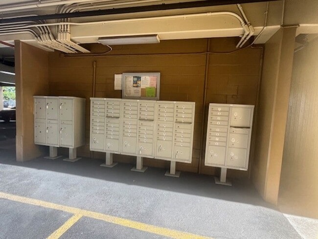 Building Photo - MOVE IN READY! 2 Bd, 1 Ba in Hillside Villa- Salt Lake