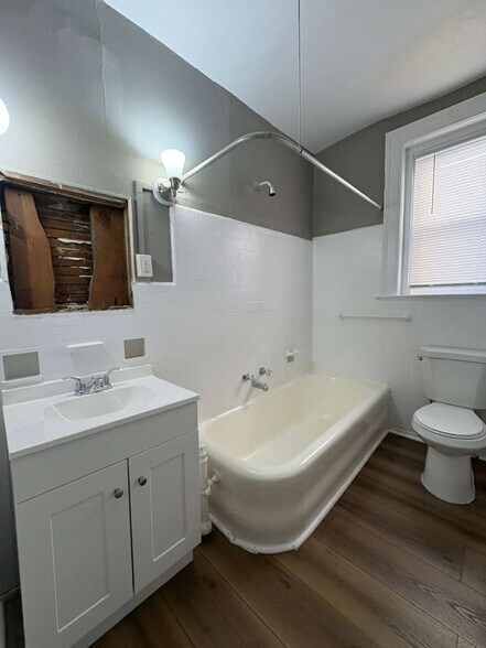 Building Photo - 1579 Chapel St