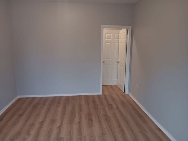 Building Photo - 3 Bedroom Apartment w Free Heat
