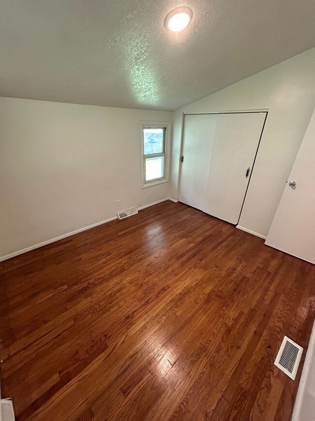 Building Photo - 3 Bed 1.5 Bath 1 Car Garage $1395.00