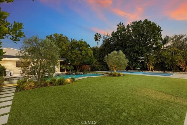 Building Photo - 5946 Woodlake Ave