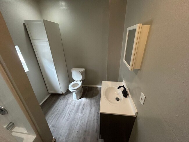 Building Photo - Charming 2-Bed Home Near Ottawa Park & University of Toledo