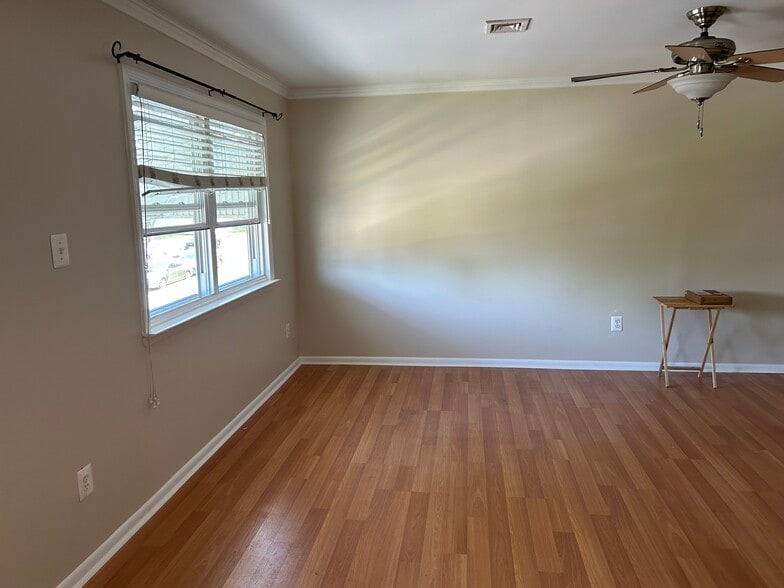 Building Photo - 8124 Ryers Ave