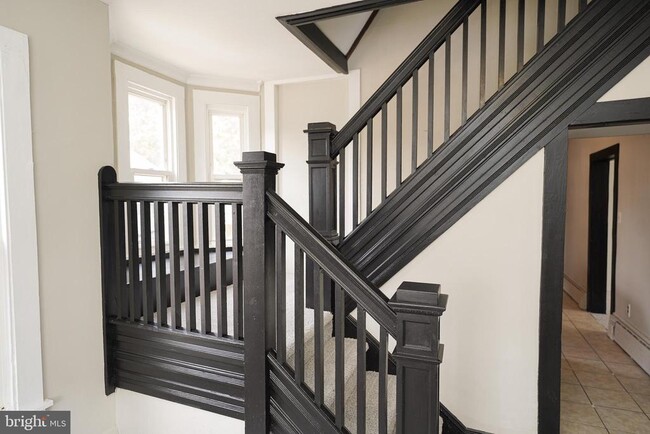 Building Photo - 305 E Pine St