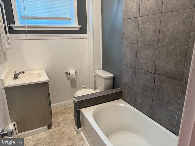 Building Photo - 126 E Berkley Ave