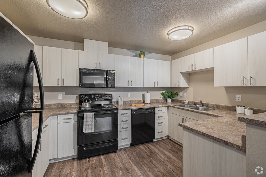 2BR, 2BA - 1041Sf - Kitchen - Pioneer Vista