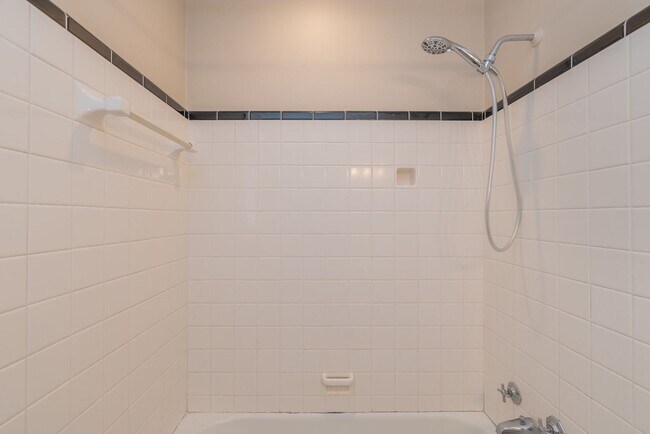 Building Photo - Charming 3-bedroom/2-bath single-family ho...