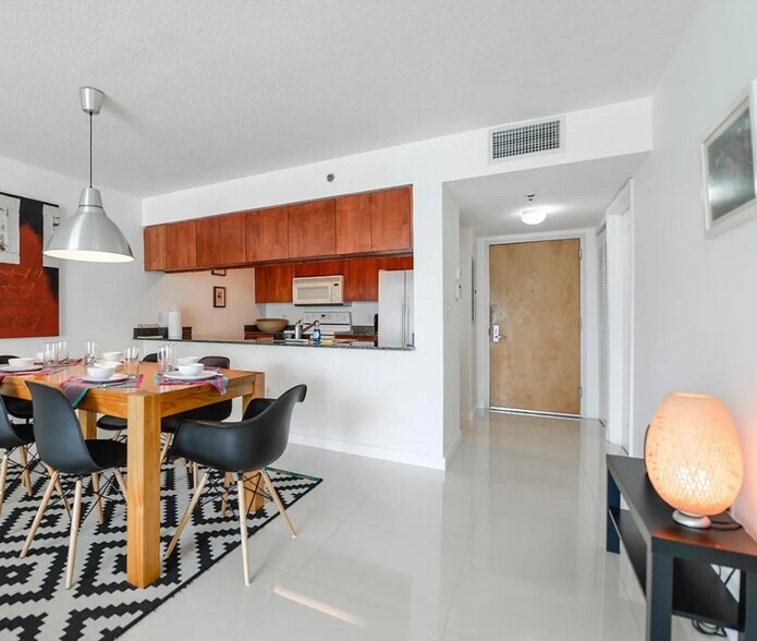 Building Photo - 1200 Brickell Bay Dr