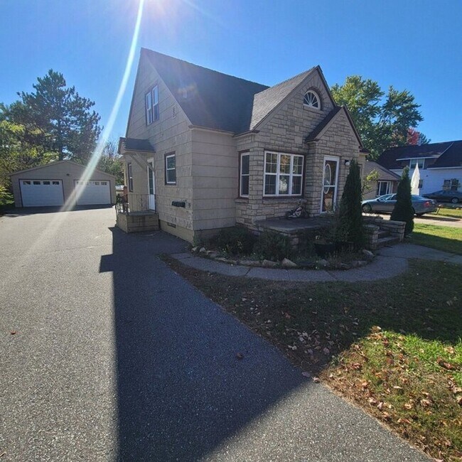 Primary Photo - 129 Williams St