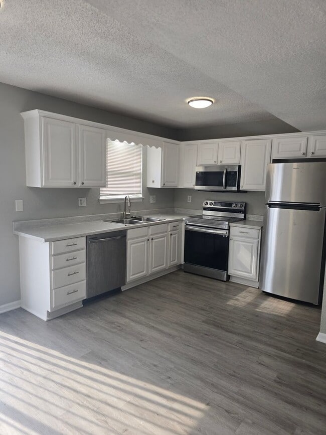 Building Photo - Renovated Duplex for rent