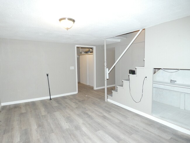 Building Photo - 4700 N Bristol Ave