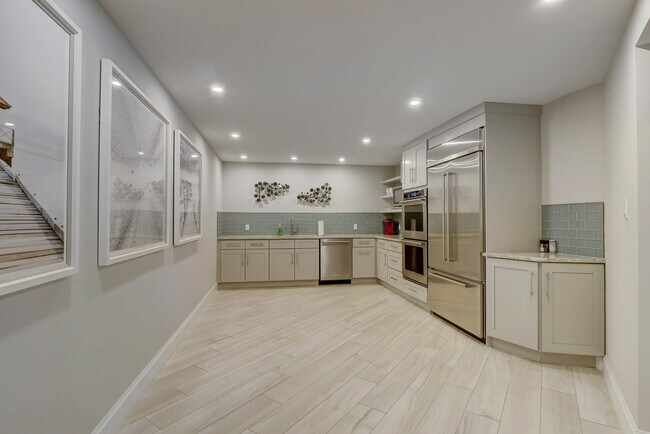 Building Photo - 3951 Gulf Shore Blvd N