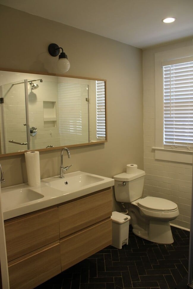 Building Photo - 1804 Anderson St NW