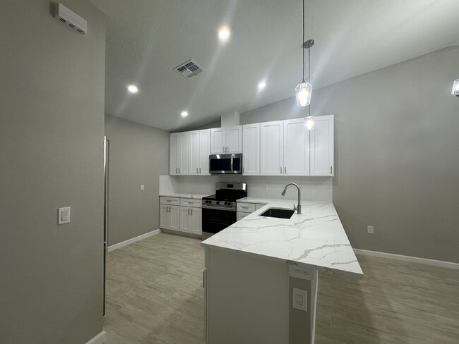 Building Photo - "Spacious 3-Bedroom Duplex Oasis with 2 Fu...