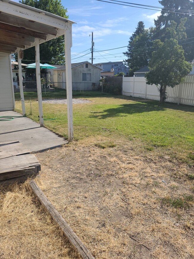 Building Photo - Ephrata House with Garage & Fenced Yard