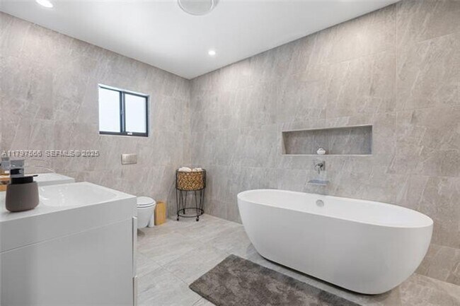 Building Photo - 20375 NE 22nd Pl