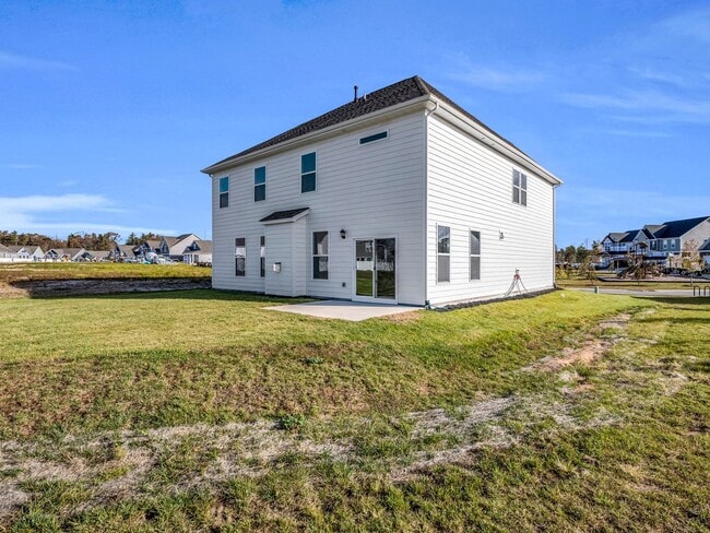 Building Photo - Like new home available in Hendersonville.
