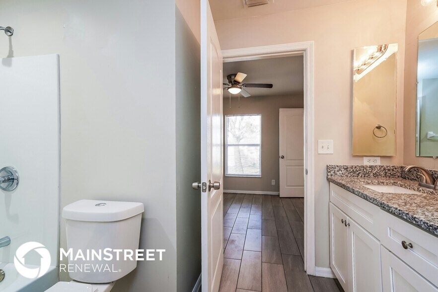 Building Photo - 916 NW 15th Ave