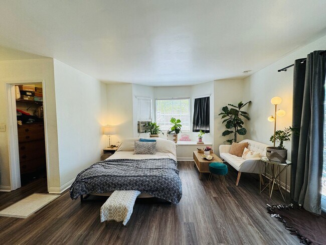 Building Photo - 4 BED / 2 BATH NEAR SDSU w/ LARGE BACKYARD...