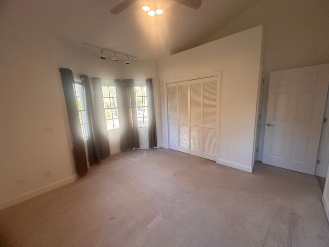 Building Photo - Scottshill Loop 3 Bedroom Home