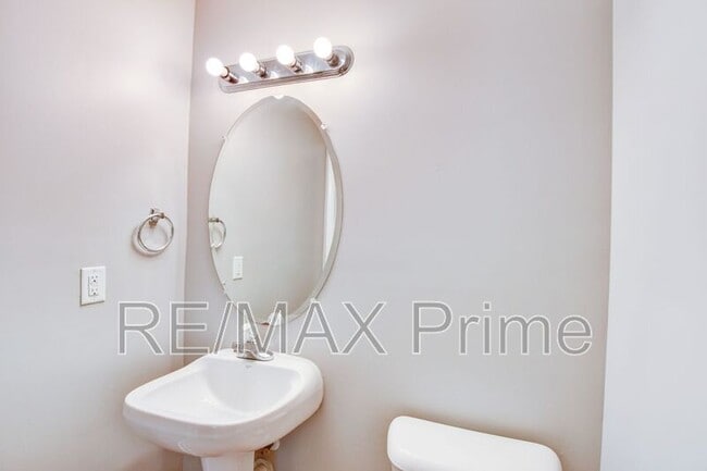 Building Photo - 960 Railroad Ave