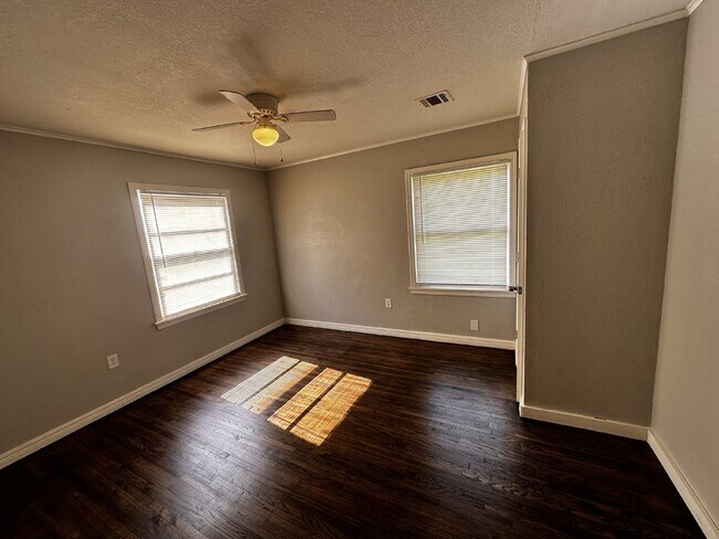 Building Photo - Charming 3-Bedroom Tulsa Home with Gleamin...