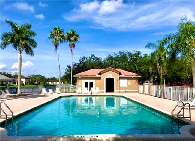 Building Photo - Beautiful Townhouse in Weston