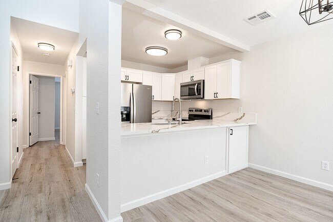 Building Photo - Newly remodeled upstairs condo in gated co...