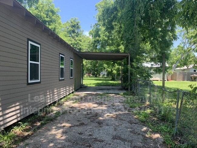 Building Photo - 308 Huval St