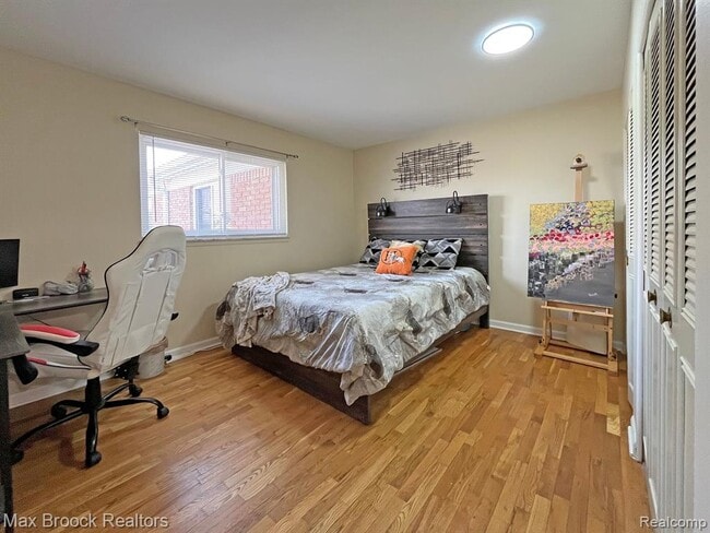 Building Photo - 801 W Long Lake Rd