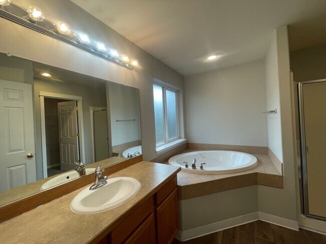 Building Photo - BEAUTIFUL 3 BEDROOM AND 2.5 BATHROOM TOWNHOUSE IN SOUTHWEST REDMOND!