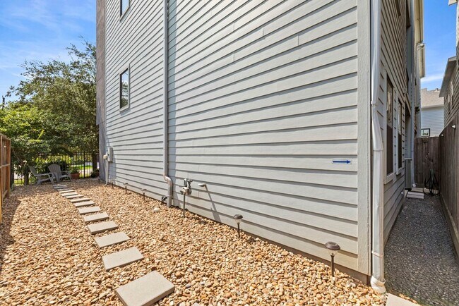 Building Photo - 2119 Hadley St