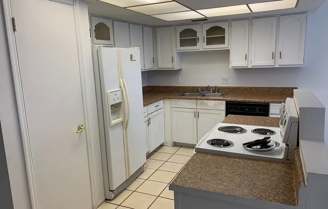 Building Photo - 3 bed 2 bath pool home for rent in East Orlando