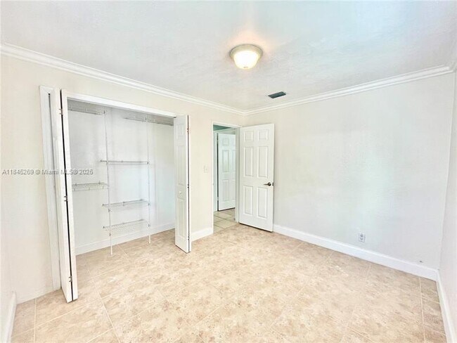 Building Photo - 1010 N 31st Ct