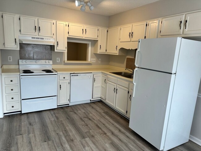 Building Photo - Freshly renovated 2BR 2.5BA Townhome