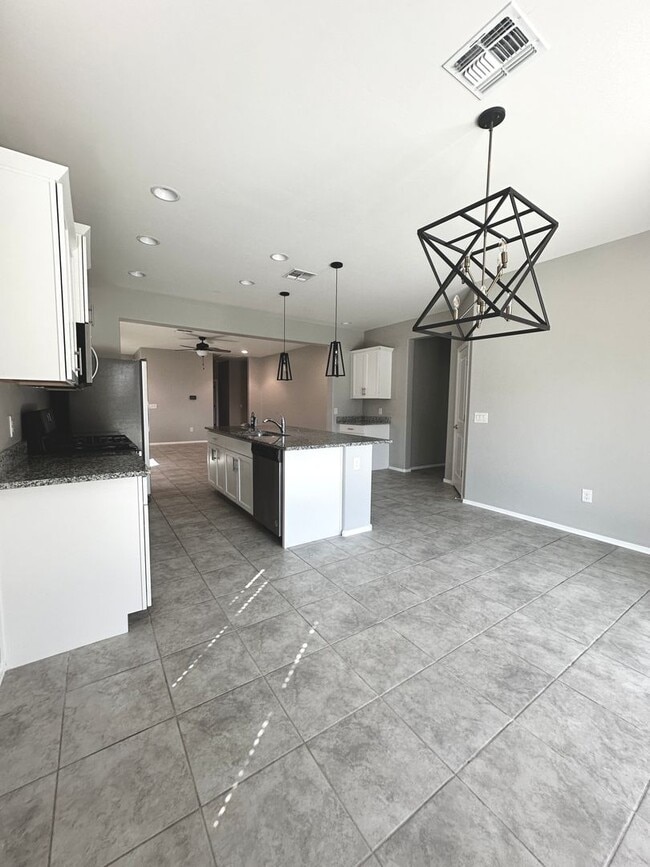 Building Photo - Stunning 4-bedroom, 2-bathroom home located in the vibrant community of Sahuarita, AZ