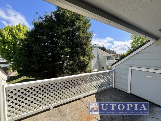 Building Photo - Newly Remodeled 2 Bed 1 Bath Unit Right Near Cabrillo College