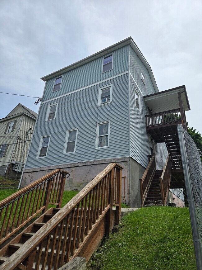 Building Photo - 131 N Clinton St