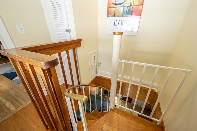 Building Photo - Old Town Apt Steps From Duval