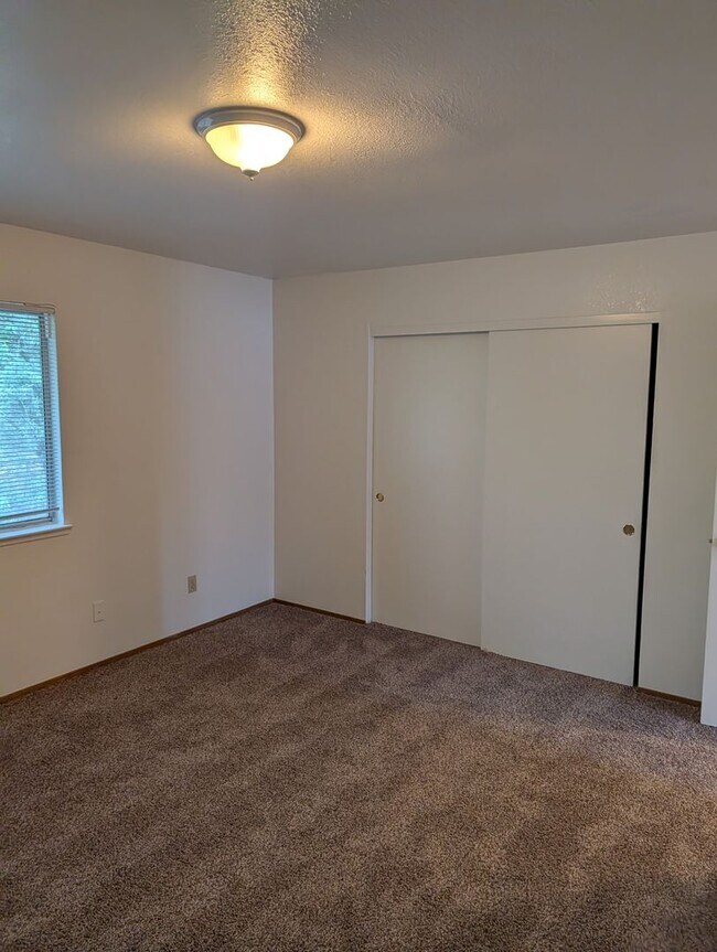Building Photo - Newly remodeled Townhouse