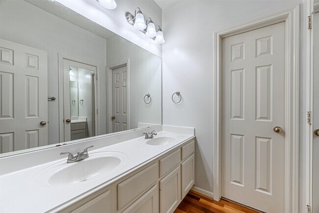 Building Photo - 5211 High Glen Ct