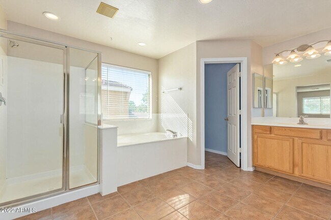 Building Photo - Beautiful 5 bedroom, 3 bathroom home in Surprise AZ