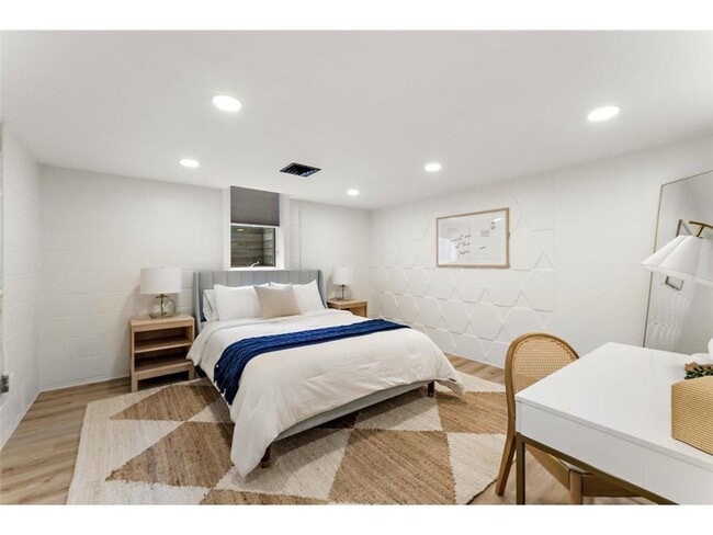 Building Photo - 1424 Vista Ln SW